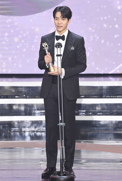 'SBS 연예대상' 이승기, 원래 가수예요! 이승기 배우 겸 가수가 19일 오후 열린 <2020 SBS 연예대상>에서 핫스타상(OTT)을 수상하고 있다.