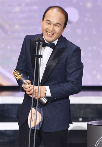 'SBS 연예대상' 김광규, 젊은 오빠의 웃음 김광규 배우가 19일 오후 열린 <2020 SBS 연예대상>에서 우수상(리얼리티)을 수상하고 있다.