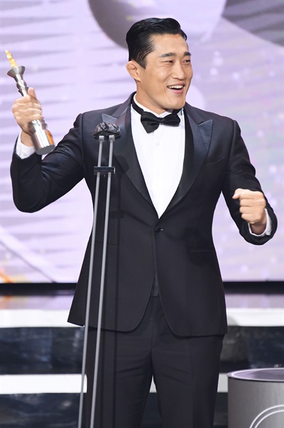 'SBS 연예대상' 김동현, 완벽한 예능인 김동현 방송인이 19일 오후 열린 <2020 SBS 연예대상>에서 우수상(쇼 버라이어티)을 수상하고 있다.