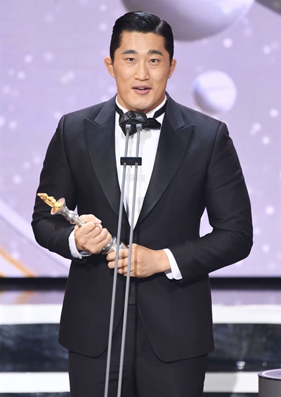 'SBS 연예대상' 김동현, 완벽한 예능인 김동현 방송인이 19일 오후 열린 <2020 SBS 연예대상>에서 우수상(쇼 버라이어티)을 수상하고 있다.