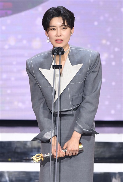 'SBS 연예대상' 장도연, 핫한 코미디언 장도연 코미디언이 19일 오후 열린 <2020 SBS 연예대상>에서 우수상(쇼 버라이어티)을 수상하고 있다.