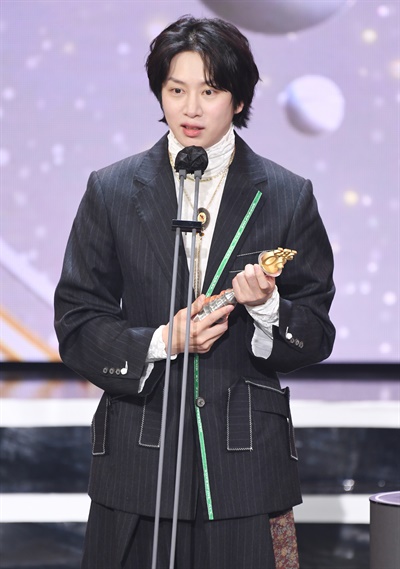 'SBS 연예대상' 김희철, 최우수 우주대스타 김희철 가수가 19일 오후 열린 <2020 SBS 연예대상>에서 최우수상(리얼리티)을 수상하고 있다.