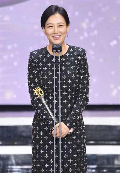'SBS 연예대상' 장윤정, 최우수 예능인으로! 장윤정 가수가 19일 오후 열린 <2020 SBS 연예대상>에서 최우수상(쇼-버라이어티)을 수상하고 있다.