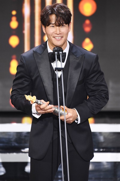 'SBS 연예대상' 김종국, 머리부터 발끝까지 대상 <런닝맨>의 김종국 가수가 19일 오후 열린 <2020 SBS 연예대상>에서 대상을 수상하고 있다.
