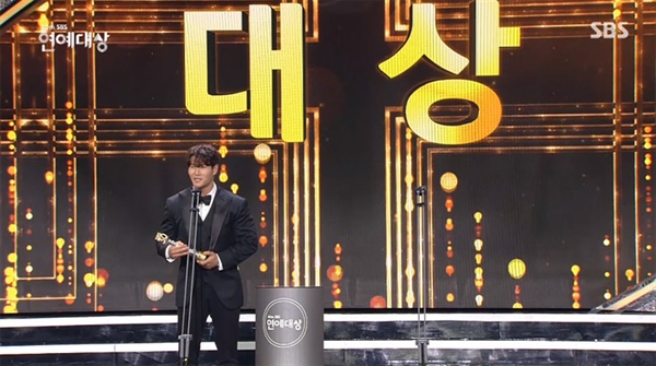  지난 19일 거행된 2020 SBS 연예대상의 한 장면.  영예의 대상 수상자로 '런닝맨', '미우새' 김종국이 선정되었다.