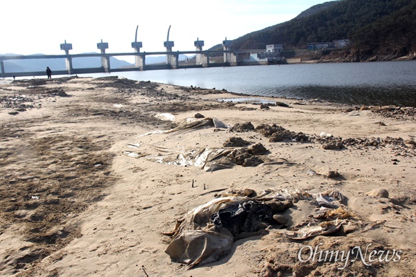 12월 20일 낙동강 합천창녕보 상류 좌안 쪽에 폐건설자재와 폐비닐 등 쓰레기가 드러나 있다.