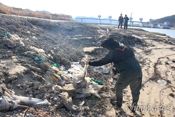 12월 20일 낙동강 합천창녕보 상류 좌안 쪽에 폐건설자재와 폐비닐 등 쓰레기가 드러나 있다.