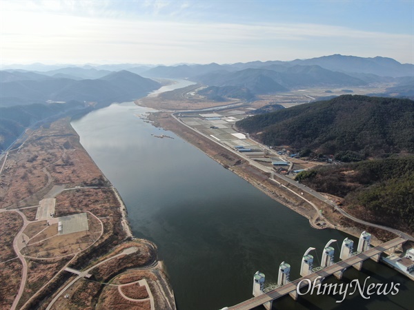 보 수문 개방 이후 20여일이 지난 12월 20일 낙동강 합천창녕보 상류.