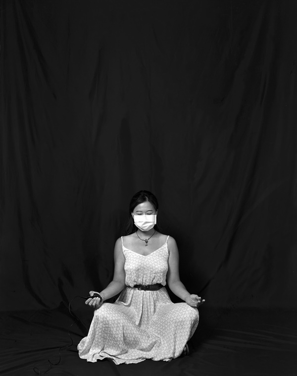 COVID-19 자화상 프로젝트에 참여한 웨이 링(Wei Ling)씨가 코로나 상황 속 자신의 심정을 자화상으로 표현하고 있다.