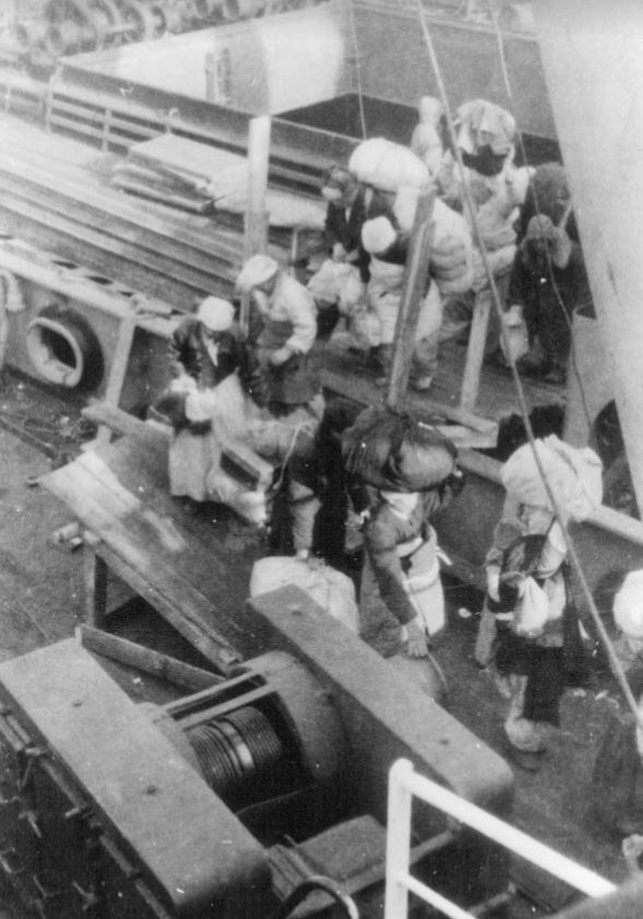  1950년 12월 22일, 메러디스 빅토리호에 오르는 피난민들