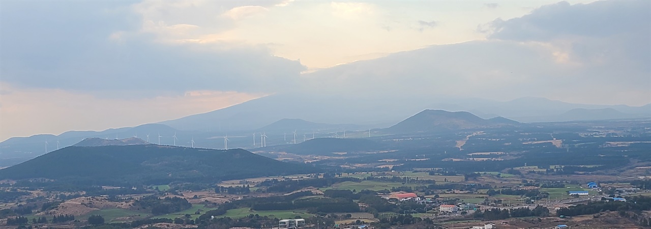 서북쪽으로 한라산이 있고, 그 아래에 오름들이 즐비하다. 