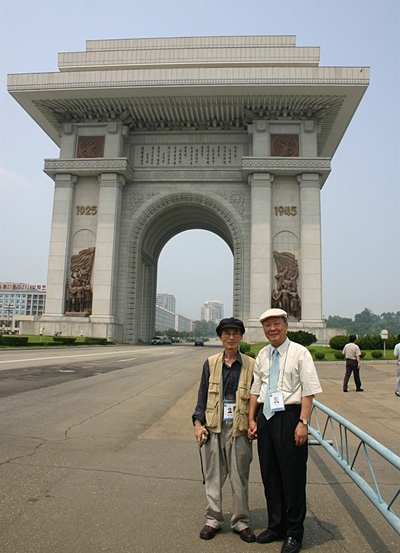 평양 개선문 앞에서(2005. 7. 21. 왼쪽 남정현 선생, 오른쪽 기자.)