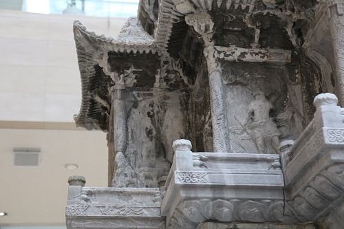 국립중앙박물관에 있는 국보 86호 경천사 십층 석탑. 양각의 무늬가 수놓여 있다.