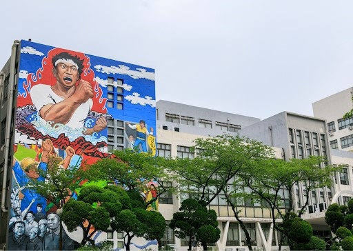 80년대 학생운동이 일어나던 즈음의 '민중벽화'가 경희대학교 문과대학에 자리잡고 있다.