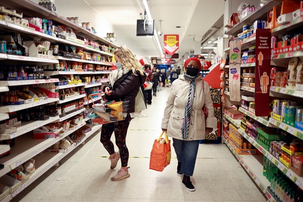 코로나바이러스 변종이 확산하고 있는 런던의 한 슈퍼마켓에서 쇼핑 중인 시민들