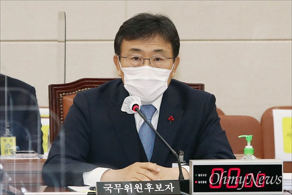 권덕철 보건복지부 장관 후보자가 22일 서울 여의도 국회에서 열린 국회 인사청문회에서 질의에 답변하고 있다.