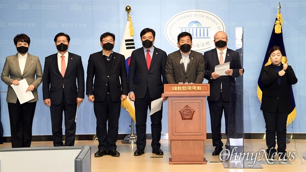 국회 국토교통위원회 소속 국민의힘 의원들이 22일 서울 여의도 국회 소통관에서 변창흠 국토교통부 장관 후보자의 자진사퇴를 촉구하는 기자회견을 하고 있다. 