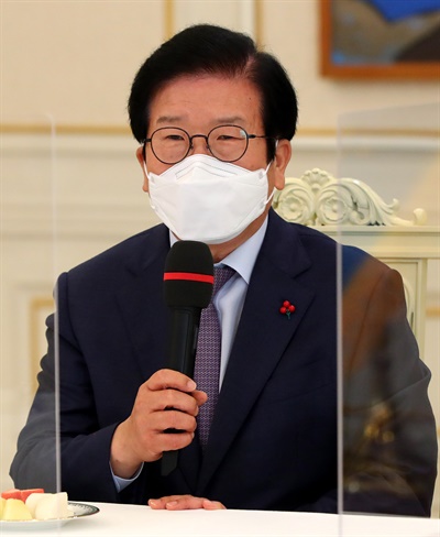 박병석 국회의장이 22일 오전 청와대에서 열린 문재인 대통령 '5부요인 초청 간담회'에서 발언하고 있다.