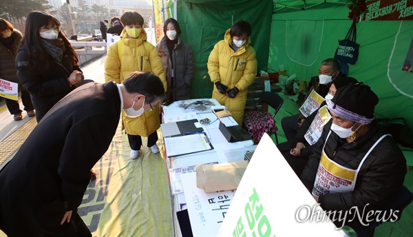 고개숙인 변창흠 후보자 변창흠 국토교통부 장관 후보자가 22일 오후 서울 여의도 국회 본청 앞을 찾아, 중대재해기업처벌법 제정을 촉구하며 12일째 단식 농성을 하고 있는 정의당 강은미 원내대표, 이상진 민주노총 부위원장, 고 김용균씨 모친 김미숙 김용균재단 이사장, 고 이한빛 PD 부친 이용관 씨에게 '구의역 김군' 사고 관련 자신의 발언에 대해 사과를 하고 있다.