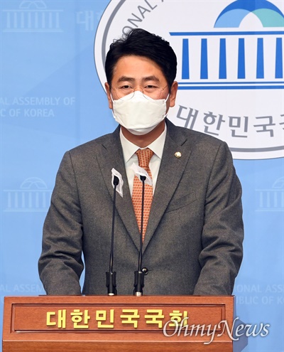 재산 형성과정 비리 의혹이 제기된 국민의힘 전봉민 의원이 22일 서울 여의도 국회 소통관에서 탈당 기자회견을 하고 있다.