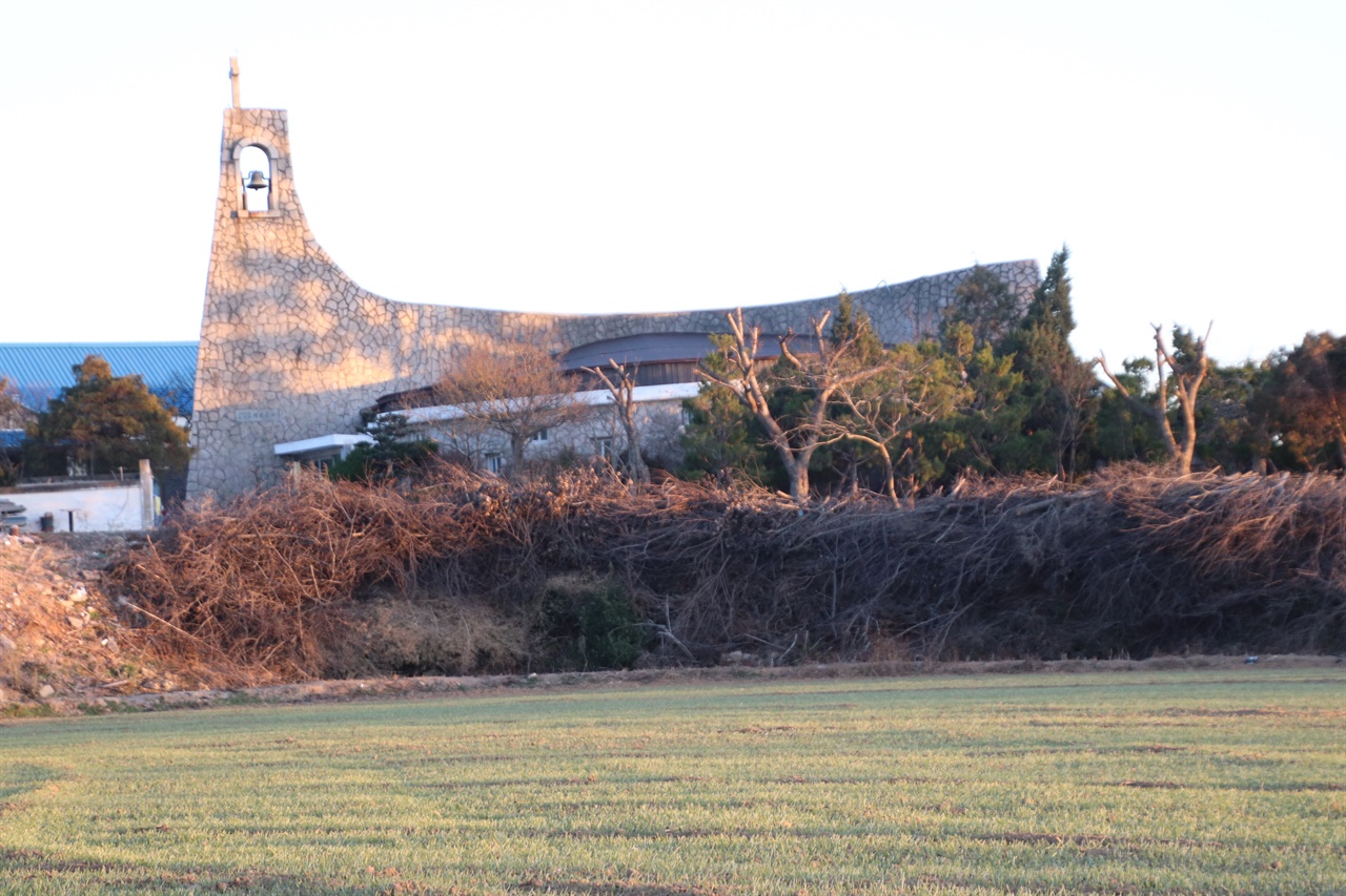 메타세쿼이아 길이 시작하는 죽산면사무소에서 2km 쯤 가다 오른쪽으로 보이는 죽동교회.