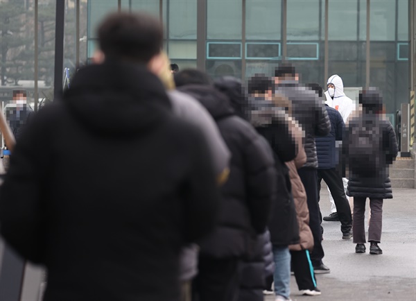  23일 오전 서울 서초구 고속버스터미널 앞에 마련된 임시선별검사소에서 시민들이 코로나19 검사를 위해 대기하고 있다. 