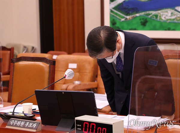 변창흠 국토교통부 장관 후보자가 23일 국회 국토교통위원회에서 열린 인사청문회에서 '구의역 사고'와 관련한 과거 자신의 발언에 대해 사과하고 있다.