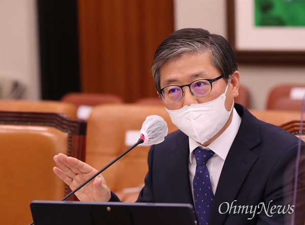  변창흠 국토교통부 장관 후보자가 23일 국회 국토교통위원회에서 열린 인사청문회에서 답변하고 있다.