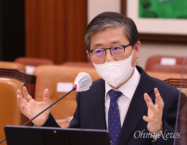  변창흠 국토교통부 장관 후보자가 23일 국회 국토교통위원회에서 열린 인사청문회에서 답변하고 있다.