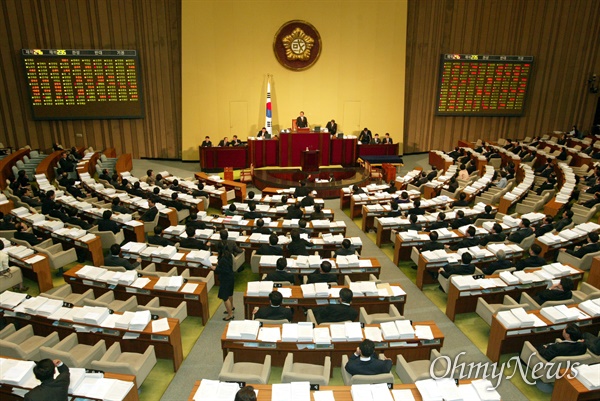 2005년 3월 2일 국회는 본회의를 열고 호주제 폐지안 등을 의결했다. 호주제 폐지안은 재석의원 235명 중 찬성 161명, 반대 58명, 기권 16명으로 가결됐다. 