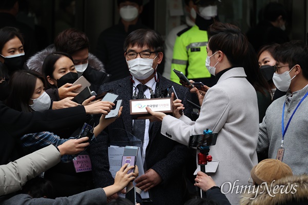 정경심 동양대 교수가 23일 오후 서울 서초동 서울중앙지법에서 열린 1심 선고에서 자녀 입시비리 혐의를 모두 유죄받아 징역 4년, 벌금 5억을 선고받고 법정구속 되었다. 사모펀드 혐의는 대부분 무죄를 받았다. 선고 직후 김칠준 변호사가 법정앞에서 입장을 밝히고 있다.