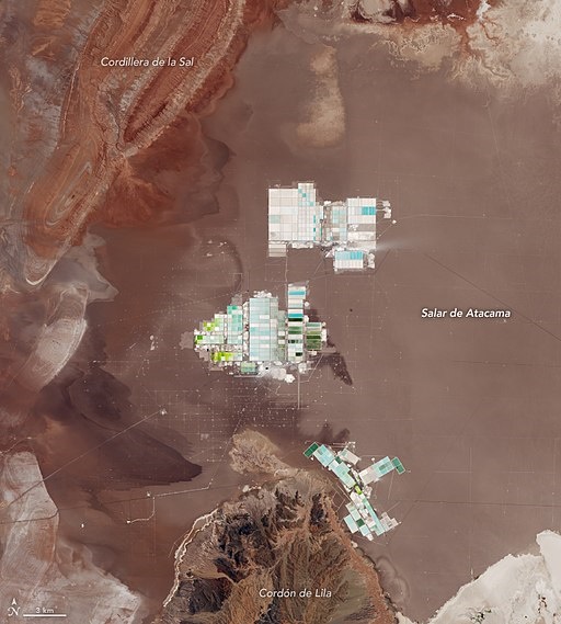 인공위성 사진으로 찍힌 아타카마 소금 사막 염수호에서 리튬 개발이 진행되고 있는 모습이다.