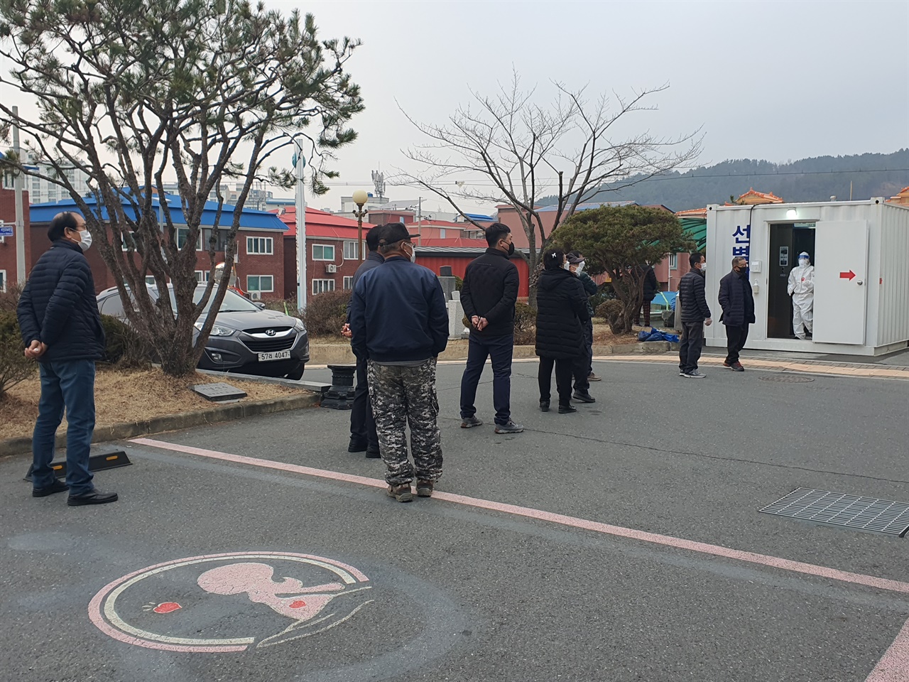 서천군보건소 선별진료소 23일 익산 149번 확진자가 발생한 직후 확진자와 접촉한 회사 동료들이 검사를 받기 위해 대기하고 있다.