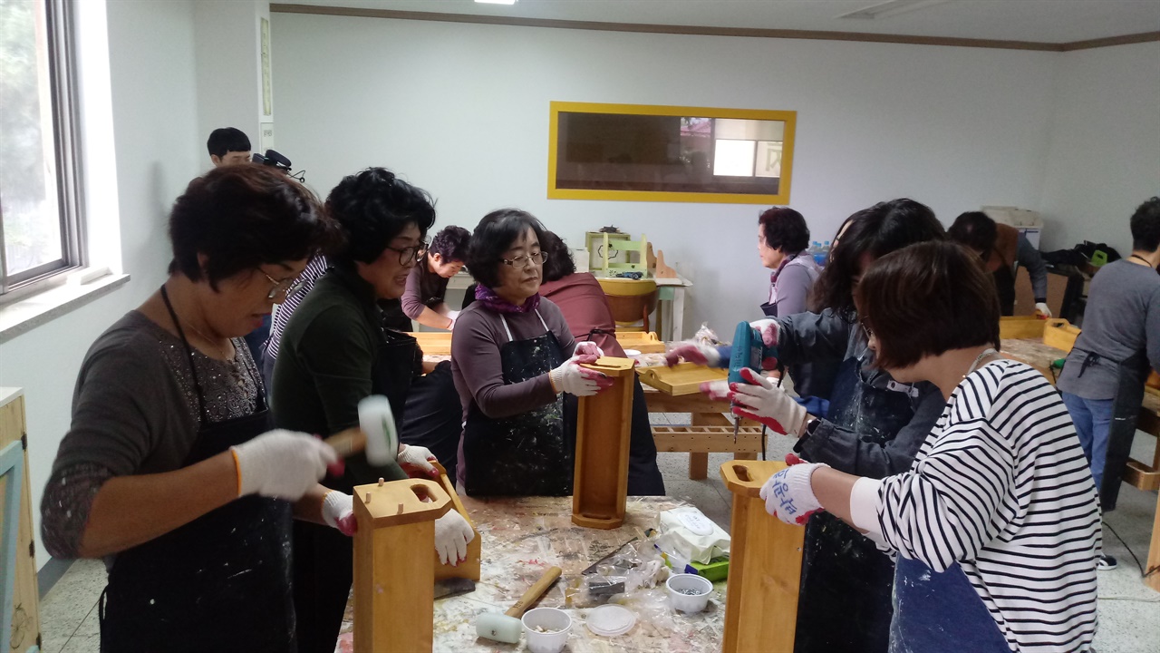  마을에서 여성목공전문가를 양성하고 마을 일거리를 만들어가고 있다. 2019년 비아까망이 목공지도사 양성과정