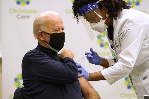 2020년 12월 조 바이든 미국 대통령이 미 델라웨어주 뉴어크의 지역병원에서 화이자-바이오앤테크가 공동 개발한 코로나 백신을 공개적으로 접종받고 있다.