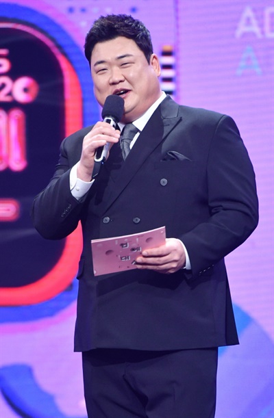 'KBS 연예대상' 김준현, 든든한 진행 김준현 코미디언이 24일 오후 비대면으로 열린 <2020 KBS 연예대상>에서 진행을 하고 있다.