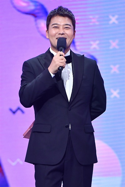 'KBS 연예대상' 전현무, 고향에서 함박웃음 전현무 방송인이 24일 오후 비대면으로 열린 <2020 KBS 연예대상>에서 진행을 하고 있다.