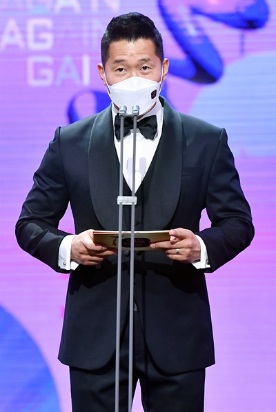 'KBS 연예대상' 강형욱, 개통령의 위엄 강형욱 동물훈련사가 24일 오후 비대면으로 열린 <2020 KBS 연예대상>에서 디지털 콘텐츠상 수상자를 발표하고 있다.
