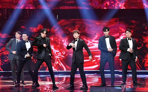 'KBS 연예대상' 아이돌 뺨치는 1박2일 <1박2일>팀이 4일 오후 비대면으로 열린 <2020 KBS 연예대상>에서 축하공연을 하고 있다. 