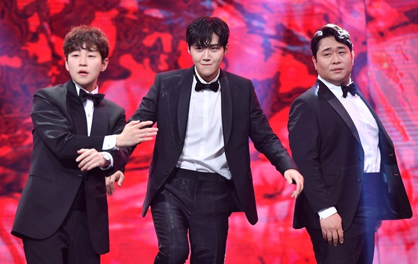 'KBS 연예대상' 아이돌 뺨치는 1박2일 <1박2일>팀이 4일 오후 비대면으로 열린 <2020 KBS 연예대상>에서 축하공연을 하고 있다. 