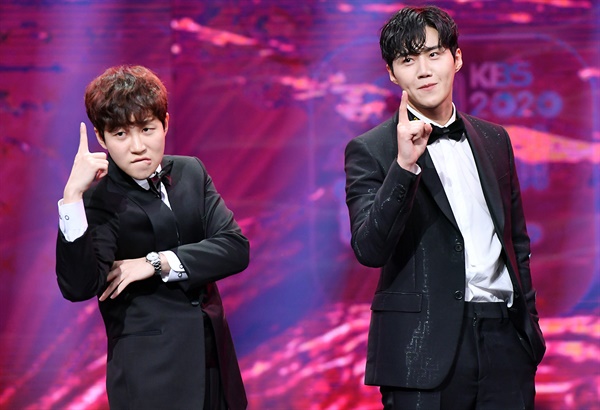 'KBS 연예대상' 아이돌 뺨치는 1박2일 <1박2일>팀이 4일 오후 비대면으로 열린 <2020 KBS 연예대상>에서 축하공연을 하고 있다.