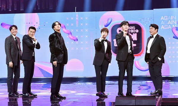 'KBS 연예대상' 아이돌 뺨치는 1박2일 <1박2일>팀이 4일 오후 비대면으로 열린 <2020 KBS 연예대상>에서 축하공연을 하고 있다.