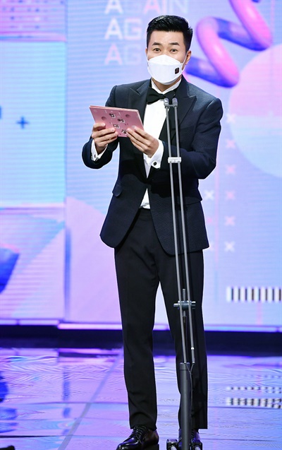 'KBS 연예대상' 김종민, 웃기는 예능인 김종민 방송인이 24일 오후 비대면으로 열린 <2020 KBS 연예대상>에서 우수상 수상자를 발표하고 있다.