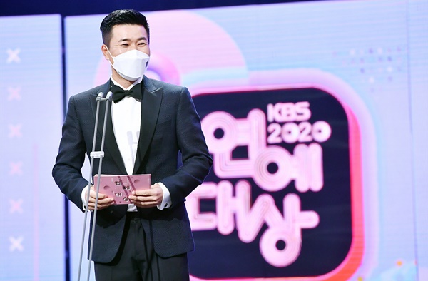 'KBS 연예대상' 김종민, 웃기는 예능인 김종민 방송인이 24일 오후 비대면으로 열린 <2020 KBS 연예대상>에서 우수상 수상자를 발표하고 있다.