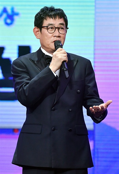 'KBS 연예대상' 이경규, 여유 한가득 이경규 코미디언이 24일 오후 비대면으로 열린 <2020 KBS 연예대상>에서 대상후보로서의 소감을 말하고 있다.