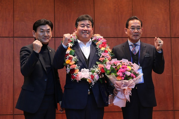  선거관리위원장을 맡은 김형근 전 교육장으로부터 당선증을 교부받은 뒤 결의를 다지고 있다.

