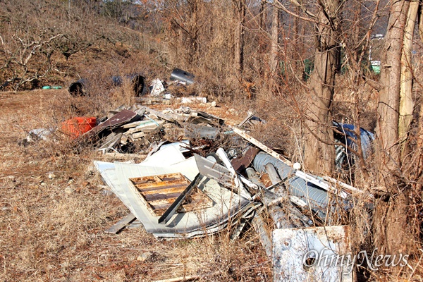 창원 주남저수지에 버려져 있는 폐건설자재와 쓰레기.