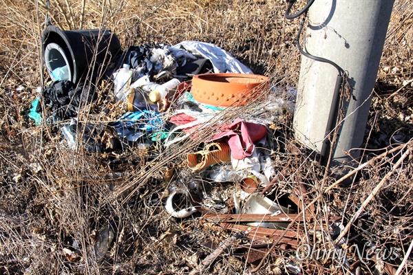 창원 주남저수지 유수지에 버려져 있는 쓰레기
