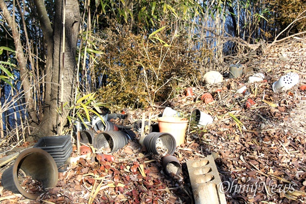 창원 주남저수지 유수지에 버려져 있는 쓰레기.