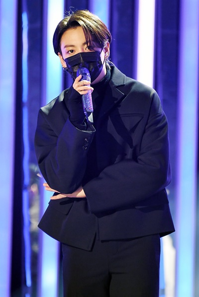 'SBS 가요대전' 방탄소년단 정국 방탄소년단의 정국이 25일 방송된 비대면 < 2020 SBS 가요대전 in DAEGU >에서 위로와 감사의 말을 전하고 있다. 코로나19 방역 지침 준수 및 안전을 위해 사전 녹화된 < 2020 SBS 가요대전 in DAEGU >에는 방탄소년단, TWICE, 세븐틴, GOT7, MONSTA X, 마마무, 제시, 뉴이스트, 여자친구, 오마이걸, IZ*ONE, 더보이즈, Stray Kids, (여자)아이들, ATEEZ, ITZY, TOMORROW X TOGETHER, 에이프릴, 모모랜드, CRAVITY, TREASURE, aespa, ENHYPEN이 출연했다.